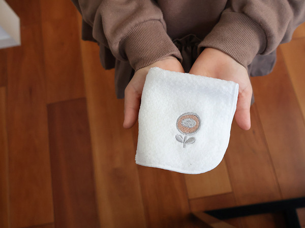 フワフワで吸水性も高い。キッズの毎日にちょうどよい北欧ライクなタオルハンカチ[PR]