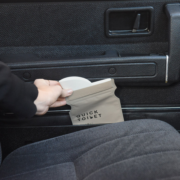 バッグに入るスリムな「携帯トイレ」新登場！ トイレの待ち時間をゼロへ