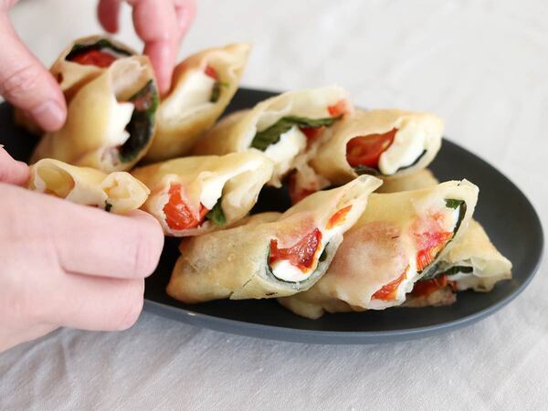 春巻きアレンジレシピ！「スティックお好み焼き＆マルゲリータピザ風」