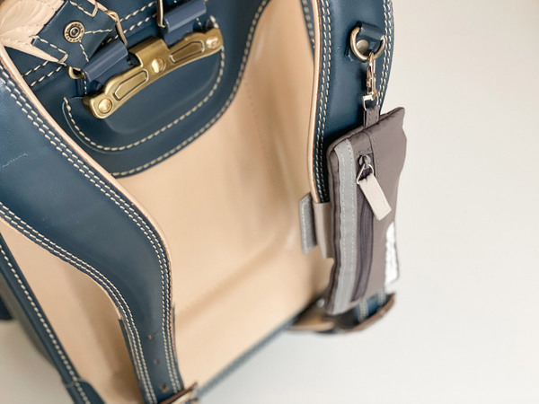 小学生だってスマートに！使いたい時にすぐに取り出せるキーケースとカードケース。[PR]