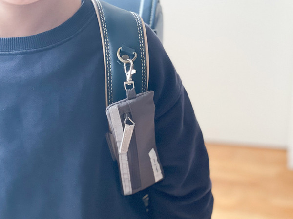 小学生だってスマートに！使いたい時にすぐに取り出せるキーケースとカードケース。[PR]