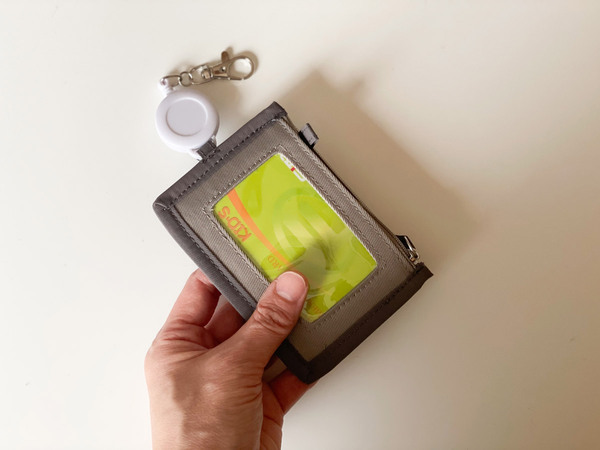 小学生だってスマートに！使いたい時にすぐに取り出せるキーケースとカードケース。[PR]