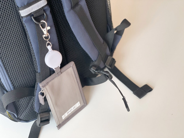 小学生だってスマートに！使いたい時にすぐに取り出せるキーケースとカードケース。[PR]