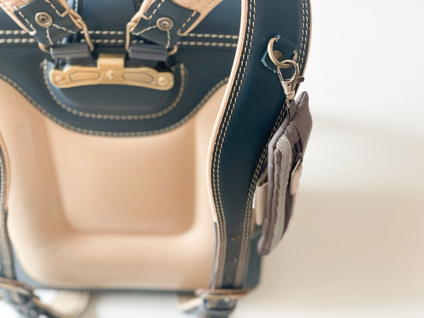 小学生だってスマートに！使いたい時にすぐに取り出せるキーケースとカードケース。[PR]