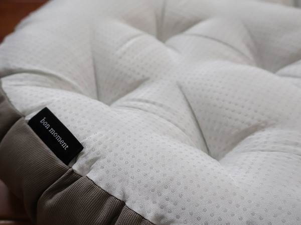 リビング時間がより快適に。床座りでもお尻が痛くならない！「bon momentのもっちりクッション」[PR]