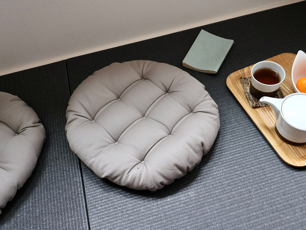 リビング時間がより快適に。床座りでもお尻が痛くならない！「bon momentのもっちりクッション」[PR]