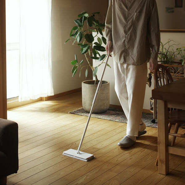 これからは汚れたシートに触れないタッチレス！床掃除の定番「フロアワイパー」が1ランク上のお掃除ツールに進化[PR]