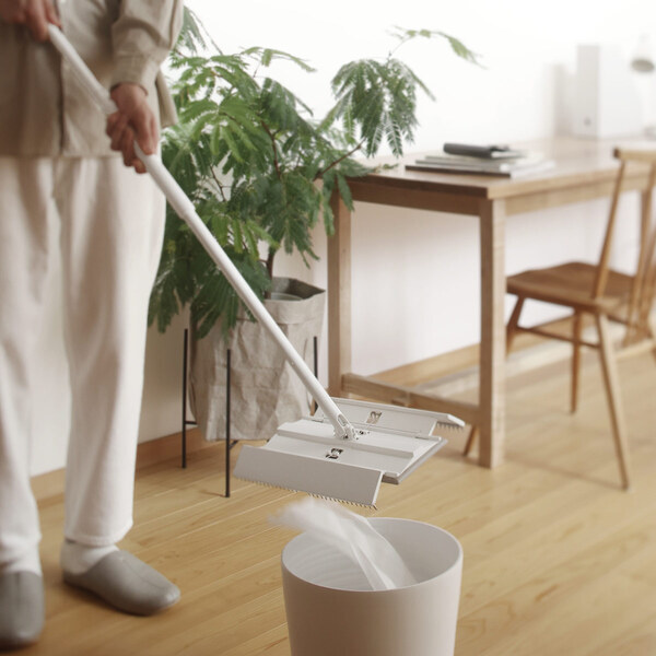 これからは汚れたシートに触れないタッチレス！床掃除の定番「フロアワイパー」が1ランク上のお掃除ツールに進化[PR]