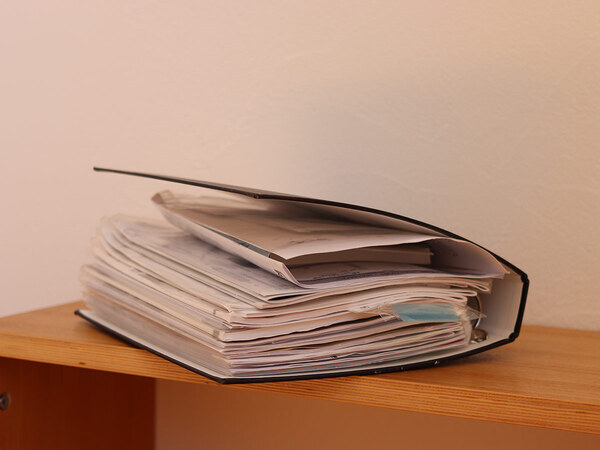 あふれる取説、サイズバラバラ書類の収納に最適！「ガバッと開く書類収納ケース」で整えてみました[PR]