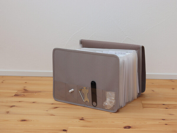 あふれる取説、サイズバラバラ書類の収納に最適！「ガバッと開く書類収納ケース」で整えてみました[PR]