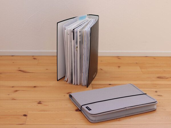 あふれる取説、サイズバラバラ書類の収納に最適！「ガバッと開く書類収納ケース」で整えてみました[PR]