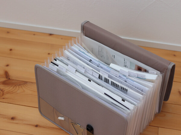 あふれる取説、サイズバラバラ書類の収納に最適！「ガバッと開く書類収納ケース」で整えてみました[PR]