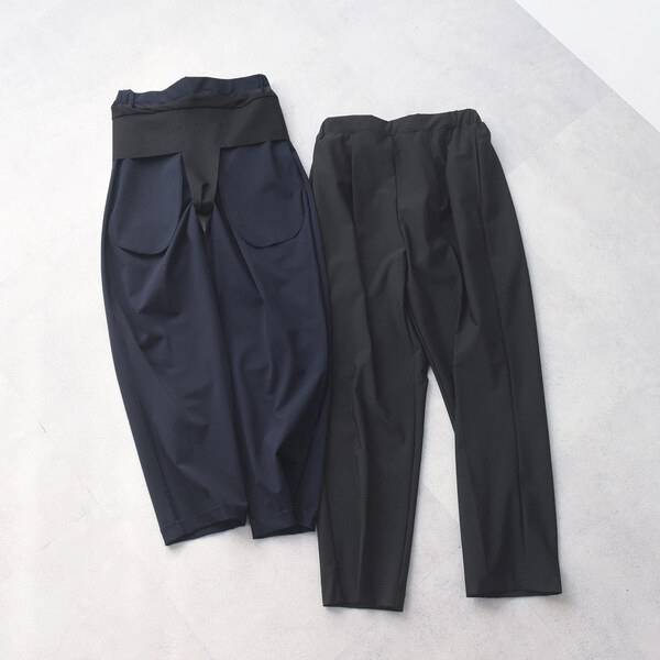 気になる骨盤底筋をこっそりケア。私たちがエイジング対策に選んだのは「秘密のベルト付き」テーパードパンツ[PR]