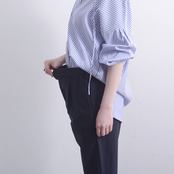 気になる骨盤底筋をこっそりケア。私たちがエイジング対策に選んだのは「秘密のベルト付き」テーパードパンツ[PR]