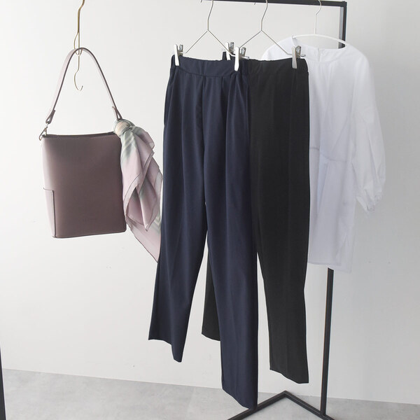 気になる骨盤底筋をこっそりケア。私たちがエイジング対策に選んだのは「秘密のベルト付き」テーパードパンツ[PR]