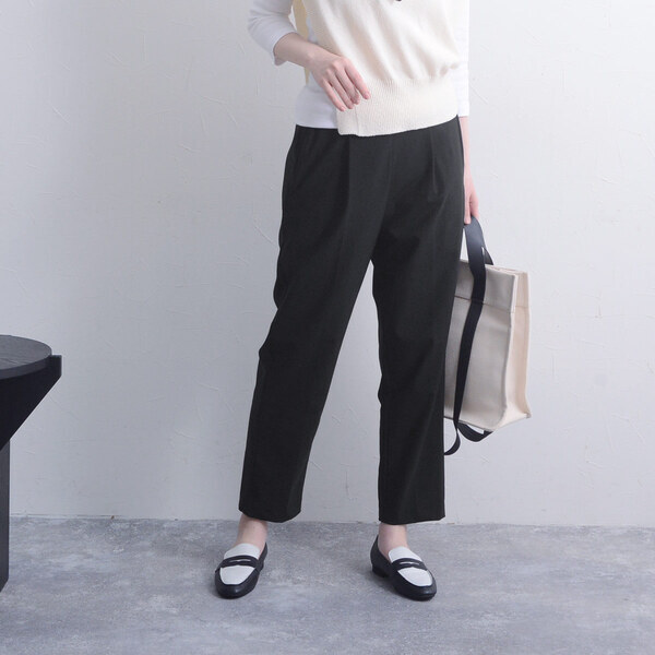 気になる骨盤底筋をこっそりケア。私たちがエイジング対策に選んだのは「秘密のベルト付き」テーパードパンツ[PR]