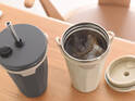 冷た～いドリンクの持ち歩き方、今年は「斜め掛け・バッグに外付け・置き型」の選べる3タイプが新登場[PR]