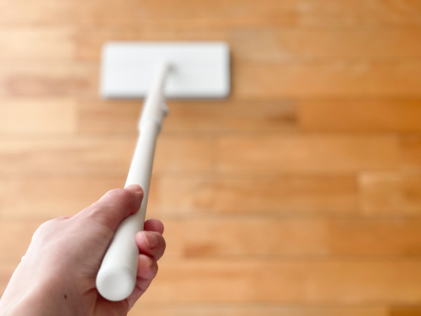 腰をかがめずワンアクション！ 床拭き掃除がラクになるマーナの「タッチレスワイパー」