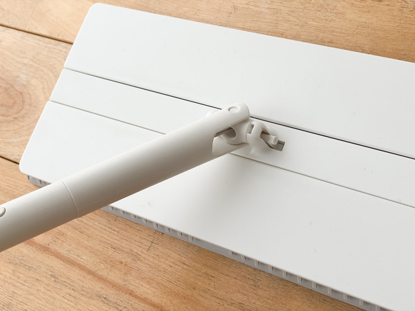 腰をかがめずワンアクション！ 床拭き掃除がラクになるマーナの「タッチレスワイパー」