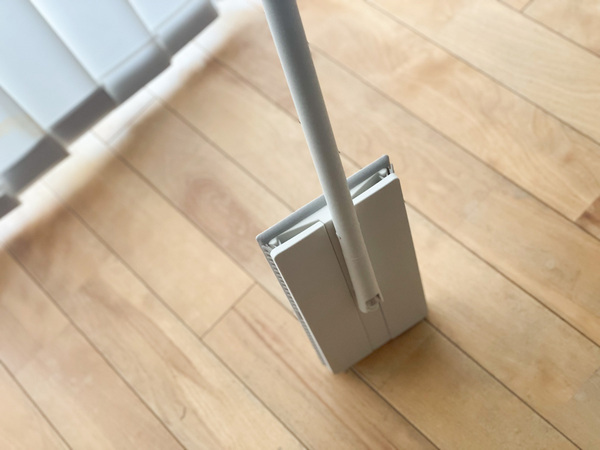 腰をかがめずワンアクション！ 床拭き掃除がラクになるマーナの「タッチレスワイパー」