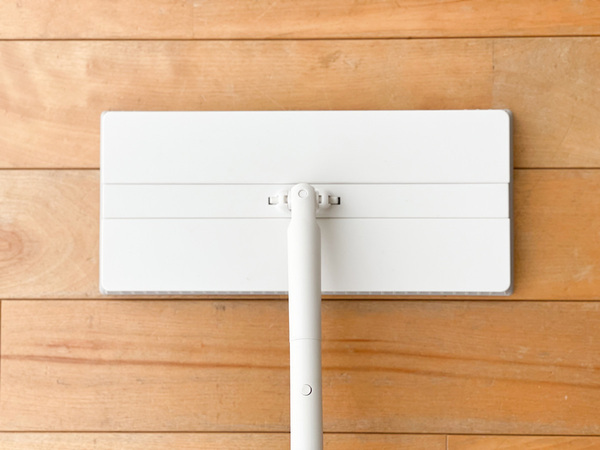 腰をかがめずワンアクション！ 床拭き掃除がラクになるマーナの「タッチレスワイパー」