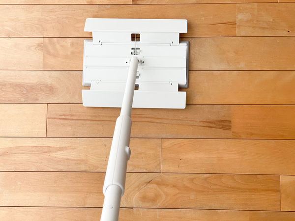 腰をかがめずワンアクション！ 床拭き掃除がラクになるマーナの「タッチレスワイパー」