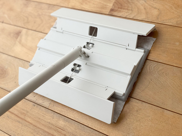 腰をかがめずワンアクション！ 床拭き掃除がラクになるマーナの「タッチレスワイパー」