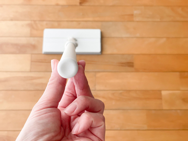 腰をかがめずワンアクション！ 床拭き掃除がラクになるマーナの「タッチレスワイパー」