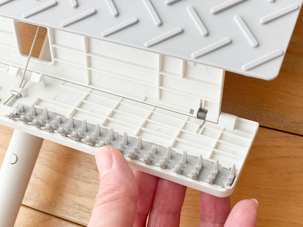 腰をかがめずワンアクション！ 床拭き掃除がラクになるマーナの「タッチレスワイパー」