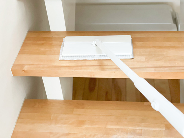 腰をかがめずワンアクション！ 床拭き掃除がラクになるマーナの「タッチレスワイパー」