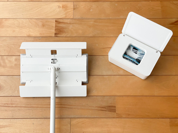 腰をかがめずワンアクション！ 床拭き掃除がラクになるマーナの「タッチレスワイパー」