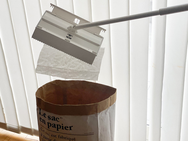 腰をかがめずワンアクション！ 床拭き掃除がラクになるマーナの「タッチレスワイパー」