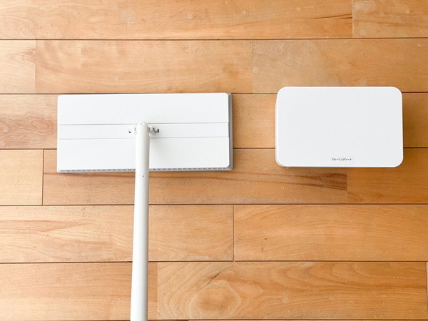 腰をかがめずワンアクション！ 床拭き掃除がラクになるマーナの「タッチレスワイパー」