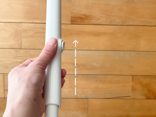 腰をかがめずワンアクション！ 床拭き掃除がラクになるマーナの「タッチレスワイパー」