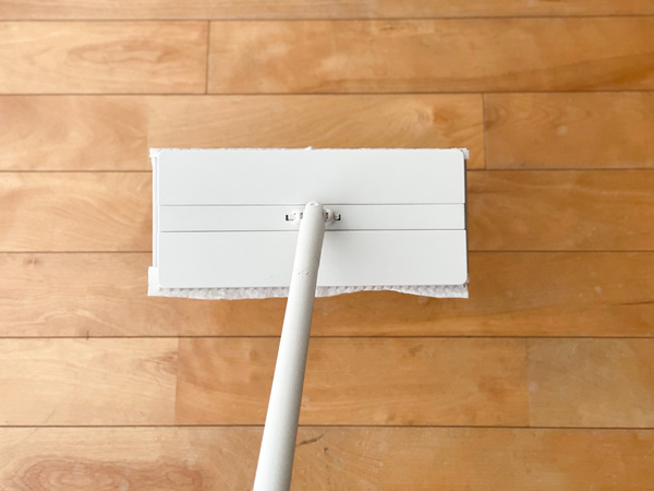 腰をかがめずワンアクション！ 床拭き掃除がラクになるマーナの「タッチレスワイパー」