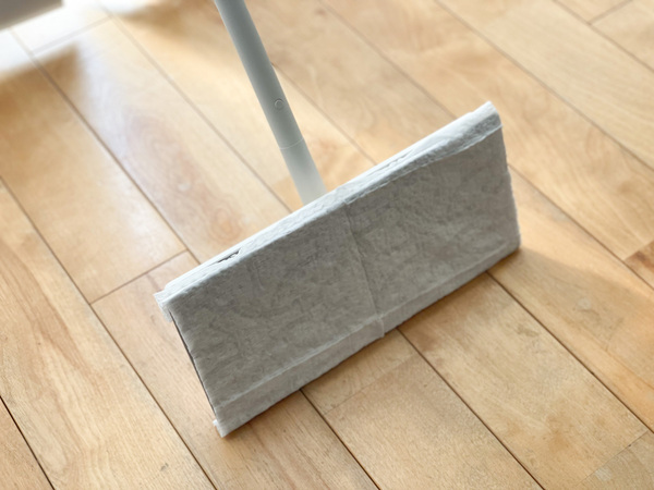 腰をかがめずワンアクション！ 床拭き掃除がラクになるマーナの「タッチレスワイパー」