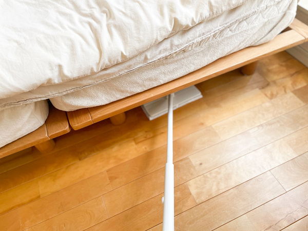 腰をかがめずワンアクション！ 床拭き掃除がラクになるマーナの「タッチレスワイパー」