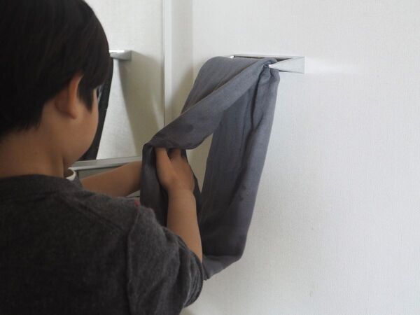 タオルが床に落ちるストレスから解放！いつでもきれいな面で手を拭ける「くるくるタオル」