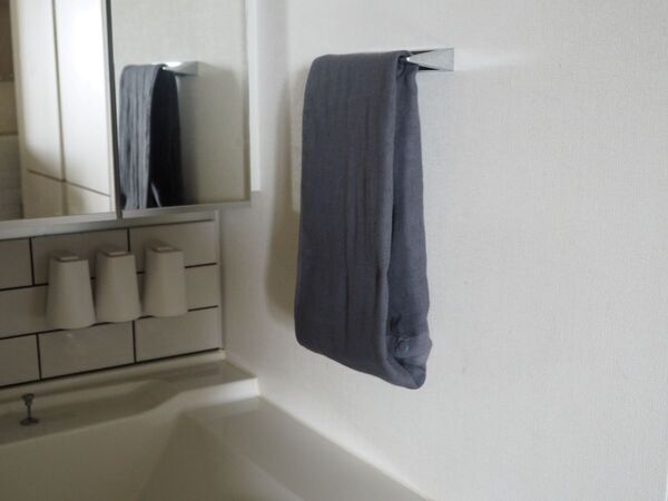 タオルが床に落ちるストレスから解放！いつでもきれいな面で手を拭ける「くるくるタオル」