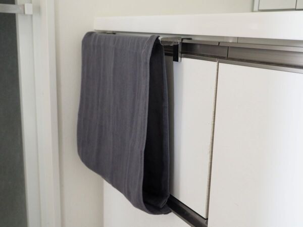 タオルが床に落ちるストレスから解放！いつでもきれいな面で手を拭ける「くるくるタオル」