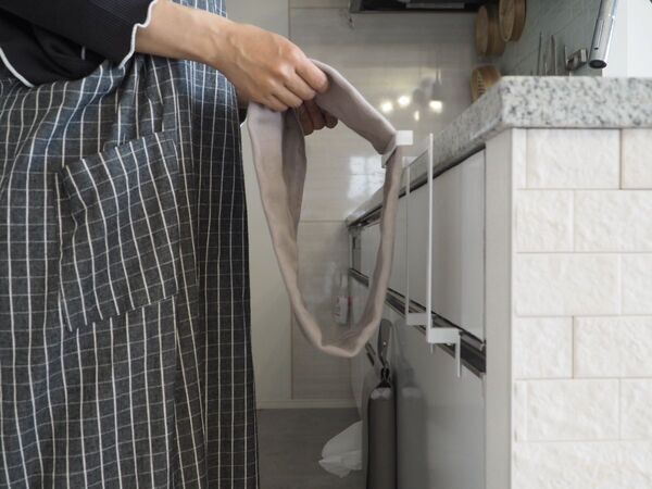 タオルが床に落ちるストレスから解放！いつでもきれいな面で手を拭ける「くるくるタオル」