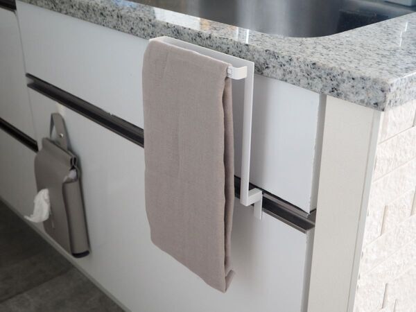 タオルが床に落ちるストレスから解放！いつでもきれいな面で手を拭ける「くるくるタオル」