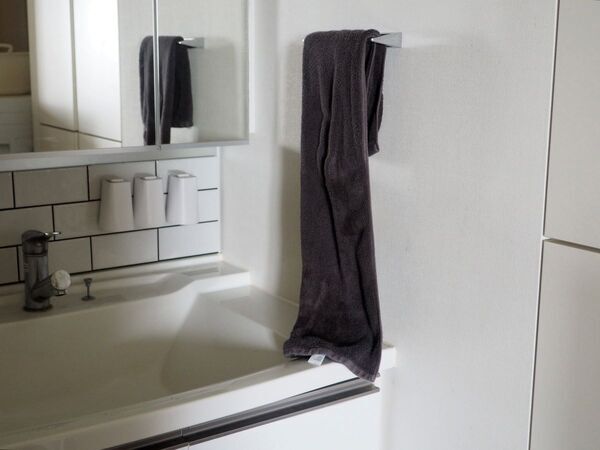 タオルが床に落ちるストレスから解放！いつでもきれいな面で手を拭ける「くるくるタオル」