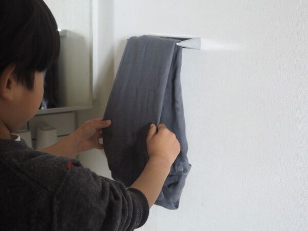 タオルが床に落ちるストレスから解放！いつでもきれいな面で手を拭ける「くるくるタオル」