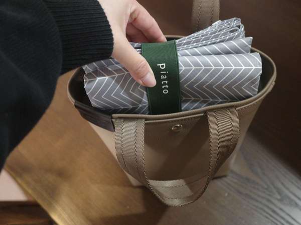 お出掛けシーズンにオススメ！「ちょうどいい」が詰まったヘリンボーン柄レジャーシート[PR]