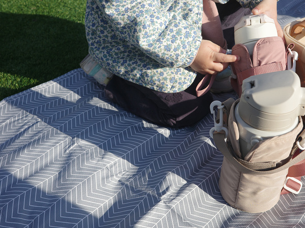 お出掛けシーズンにオススメ！「ちょうどいい」が詰まったヘリンボーン柄レジャーシート[PR]