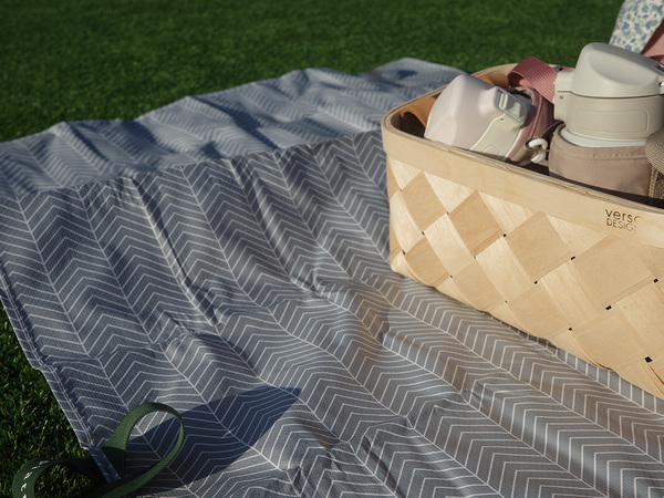 お出掛けシーズンにオススメ！「ちょうどいい」が詰まったヘリンボーン柄レジャーシート[PR]