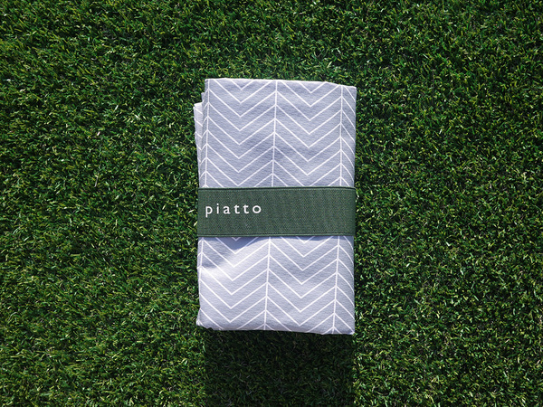 お出掛けシーズンにオススメ！「ちょうどいい」が詰まったヘリンボーン柄レジャーシート[PR]