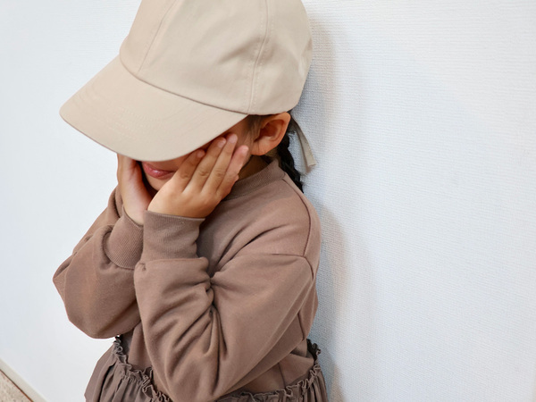 春から始めるキッズの日焼け対策。今年は、後ろ姿が盛れる「リボンキャップ」に決まり。[PR]