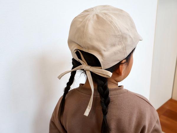 春から始めるキッズの日焼け対策。今年は、後ろ姿が盛れる「リボンキャップ」に決まり。[PR]